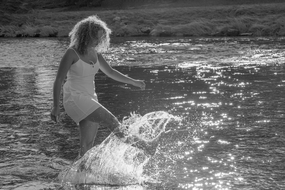 白色吊带裙美女河边嬉戏玩水图片